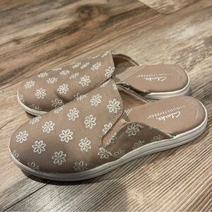 Clarks Women's Breeze Shore Taupe Flower Embroidery Size 7.5 Mule Shoes Slip On